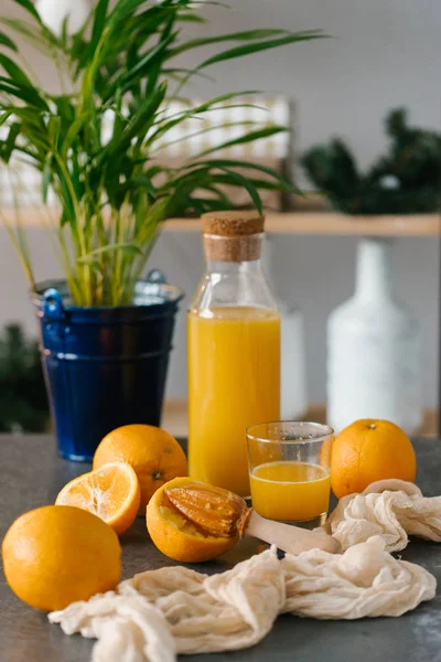 Flasche Frischen Hausgemachten Orangensaft Auf Dem Küchentisch — Stockfoto