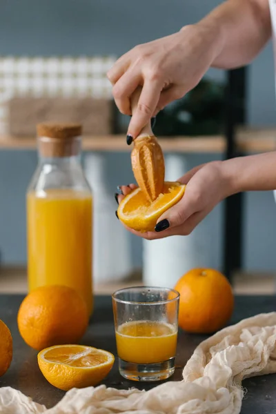 Nahaufnahme Von Frauenhänden Die Frischen Orangensaft Pressen — Stockfoto