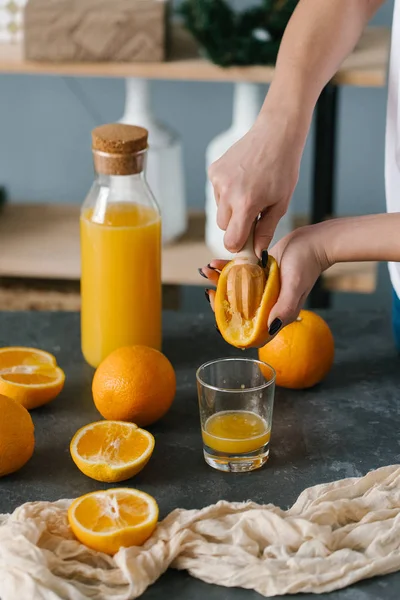 Visão Perto Das Mãos Mulher Espremendo Suco Laranja Fresco — Fotografia de Stock