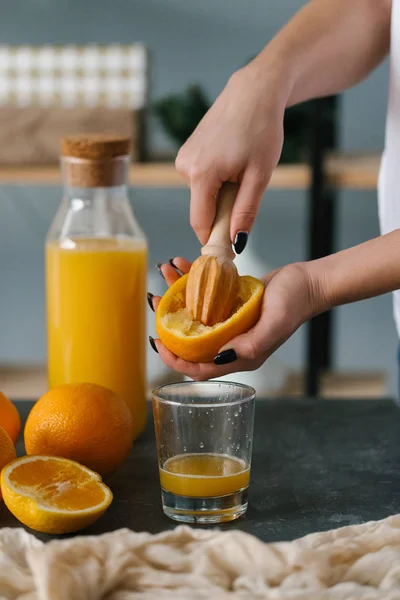 Frauenhände Pressen Frischen Orangensaft Zum Frühstück Ins Glas — Stockfoto