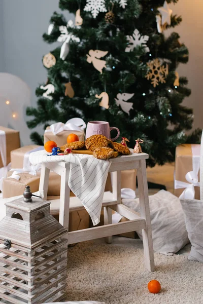 Hausgemachte Plätzchen Mit Tasse Kakao Und Mandarinen Auf Couchtisch Weihnachtlich — Stockfoto