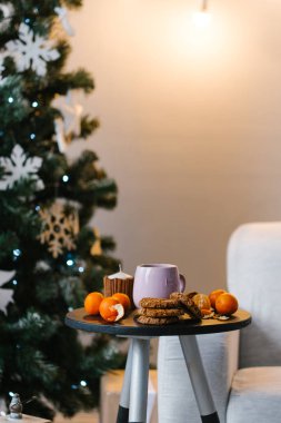 Ev yapımı kurabiye fincan kakao ve mandalina Noel kahve tablo ile dekore edilmiş Oda