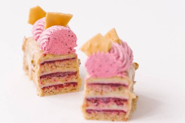 lezzetli hassas pasta beyaz arka plan üzerinde görmek