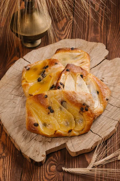 Vista Ravvicinata Deliziosa Torta Con Pere Tavolo Legno Rustico — Foto Stock