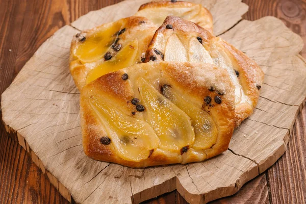 Vista Ravvicinata Deliziosa Torta Con Pere Tavolo Legno Rustico — Foto Stock