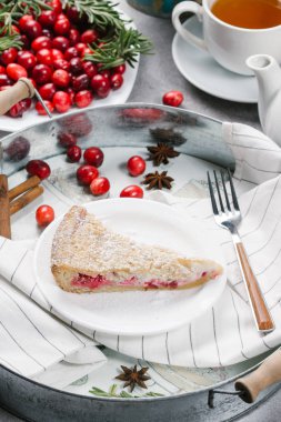 bir parça kek ile taze kızılcık