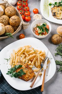 patates kızartması ve bir restoranda beyaz tabakta et