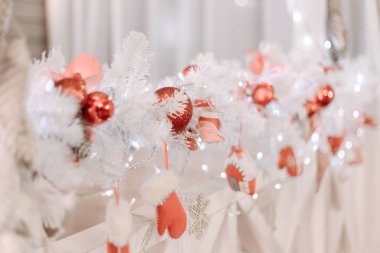 beyaz ve kırmızı Noel süslemeleri görünümü kapatın