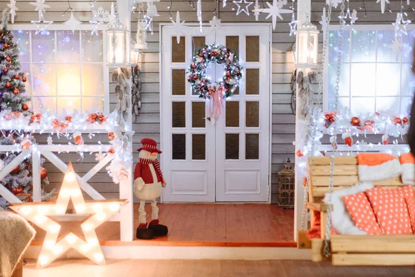 Noel kutlaması için şenlikli bir şekilde dekore edilmiş Oda