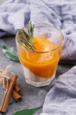 taze portakal suyu cam görünümü gri masa üzerinde kadar kapatın