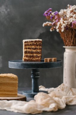 kesilmiş pasta kek üzerinde adet gri zemin üzerinde durmak görünümünü kapat