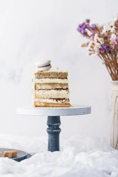Κλείνω Πάνω Θέα Γλυκό Κέικ Διακοσμημένο Macaron Τουρτιέρα Φόντο Λευκό — Φωτογραφία Αρχείου