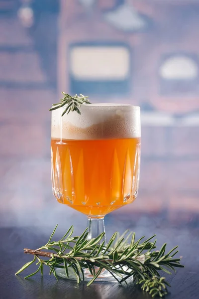 Närbild Bild Alkohol Cocktail Med Rosmarin Trä Bordsskiva Och Rök — Stockfoto