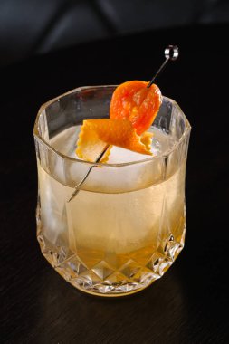 siyah zemin üzerinde alkol buzla kokteyl görünümü kadar kapatın