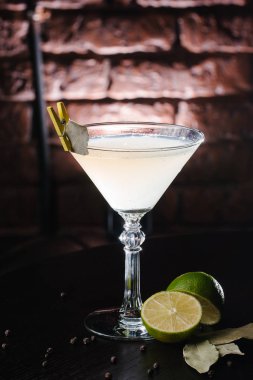 alkol kireç ve karabiber ile kokteyl görünümünü kapat