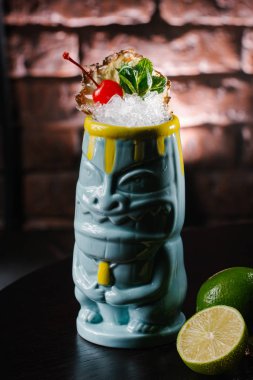 kokteyl yaratıcı cam görünümünü limes ile ahşap masa üzerinde kapatın