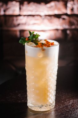 koyu zemin üzerine soğuk kokteyl serinletici görünümü kadar kapatın