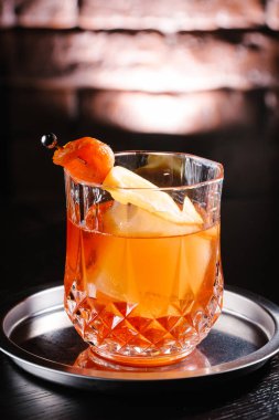 alkol kokteyl limon parça ve buz ile yapılan görünümünü kapat