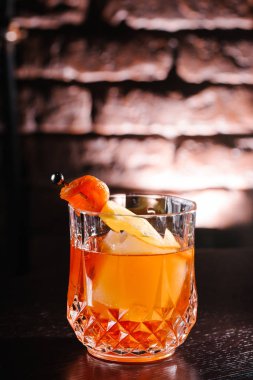 alkol kokteyl limon parça ve buz ile yapılan görünümünü kapat