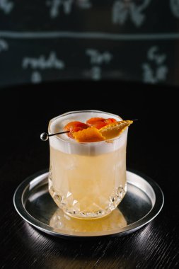 kokteyl görünümünü siyah masa üzerinde metal tepsi üzerinde kapatın