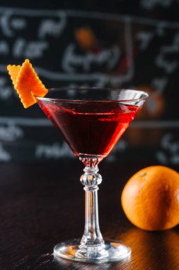 mandalina ile kokteyl görünümünü karanlık masa üzerinde kapatın