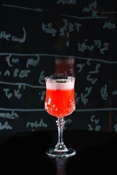 Vista Ravvicinata Cocktail Rinfrescante Superficie Nera — Foto Stock