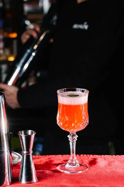 Kokteyl Görünümünü Kırmızı Peçete Barmen Arkasında Yakın Çubuk — Stok fotoğraf