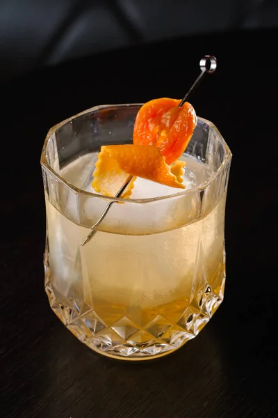 Vista Vicino Del Cocktail Alcolico Con Ghiaccio Sfondo Nero — Foto Stock