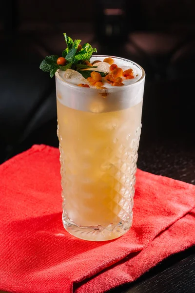 Close View Refreshing Cold Cocktail Dark Backdrop — Stock Photo, Image