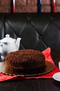 tatlı çikolatalı kek bakış plaka üzerinde kapatın