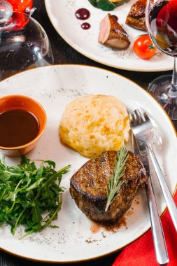 Biberiye ve plaka üzerinde sos ile servis sıcak biftek görünümünü kapat