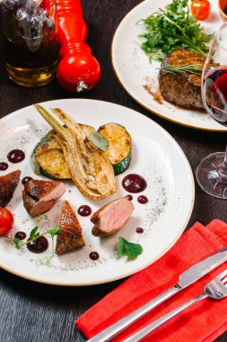 lezzetli yemek tabakta görünümünü kapat