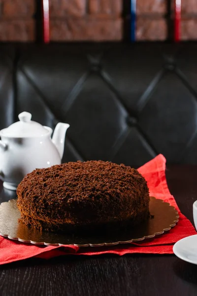 tatlı çikolatalı kek bakış plaka üzerinde kapatın