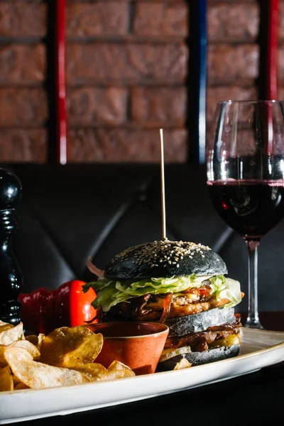 Primer Plano Vista Sabrosa Hamburguesa Con Patatas Fritas Salsa — Foto de Stock