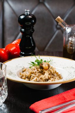 lezzetli yemek tabakta görünümünü kapat