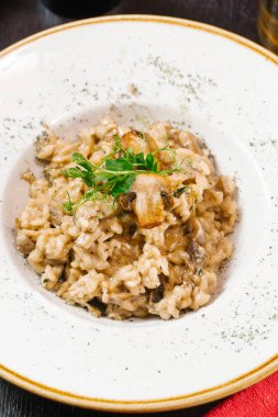 lezzetli yemek tabakta görünümünü kapat