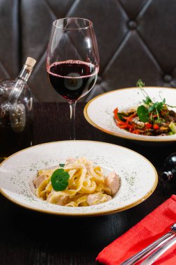 tablo üzerinde et soslu makarna. İtalyan mutfağı kavramı.