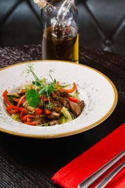 Tabakta sunulan sebze ve mantarlı sağlıklı salata manzarasını kapat.