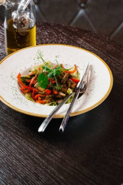 Tabakta sunulan sebze ve mantarlı sağlıklı salata manzarasını kapat.