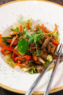 Tabakta sunulan sebze ve mantarlı sağlıklı salata manzarasını kapat.