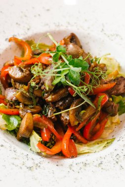 Tabakta sunulan sebze ve mantarlı sağlıklı salata manzarasını kapat.