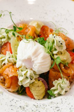 sağlıklı salata sebze ve tabakta yumurta görünümünü kapat