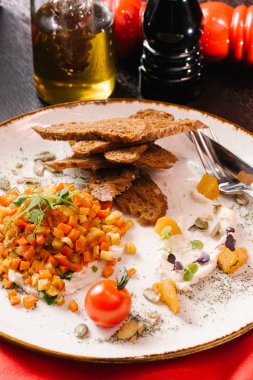 lezzetli yemek tabakta görünümünü kapat