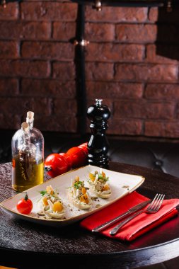 lezzetli yemek tabakta görünümünü kapat