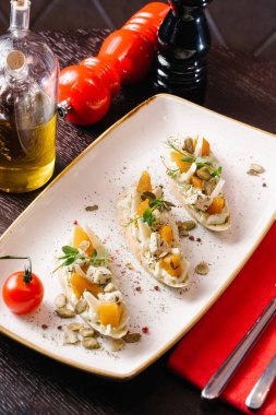 lezzetli yemek tabakta görünümünü kapat