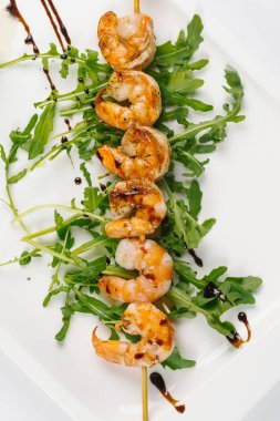 arka plan üzerinde izole şiş üzerinde Kızarmış karides