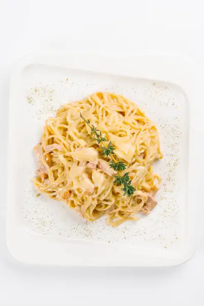 Spaghettis Viande Sur Une Assiette Blanche — Photo