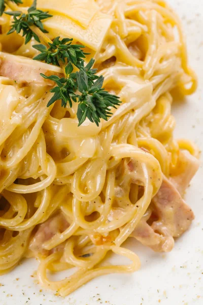Спагетти Мясом Белой Тарелке — стоковое фото