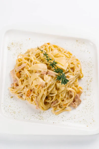 Espaguete Com Carne Prato Branco — Fotografia de Stock