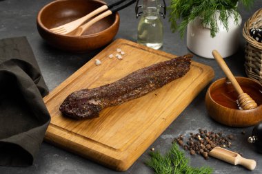 et sosis bakış ahşap kesme tahtası üzerinde kapatın